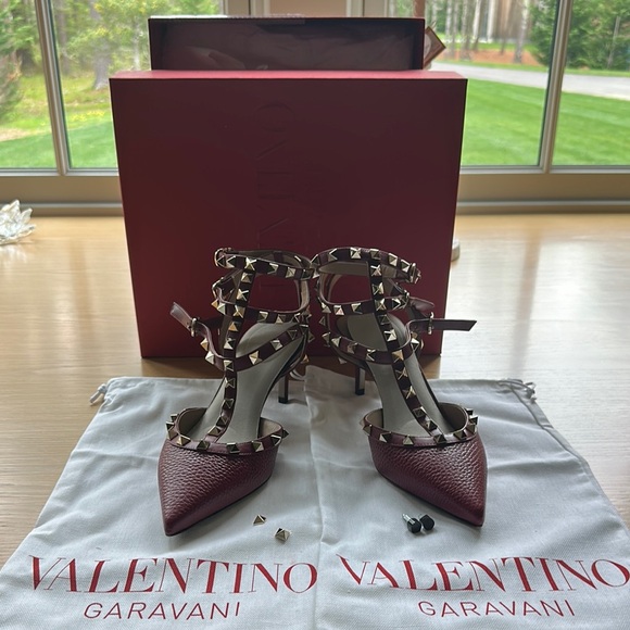 Valentino Garavani Red / Maroon Rockstud Heels. Grainy leather - Picture 2 of 8